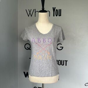 Abbot & Main Ladies Short Sleeve V-Neck Graphic Tee (Small, Heather Grey)